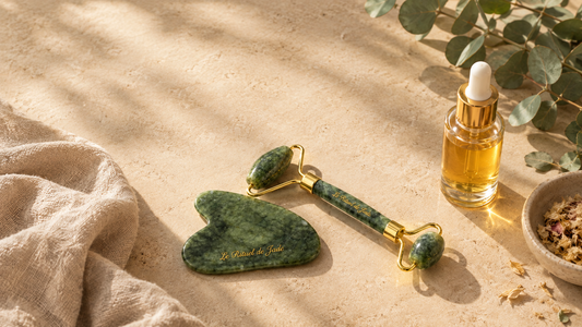 Gua sha en jade véritable et roll-on Le Rituel de Jade, duo pour un rituel de soin du visage.