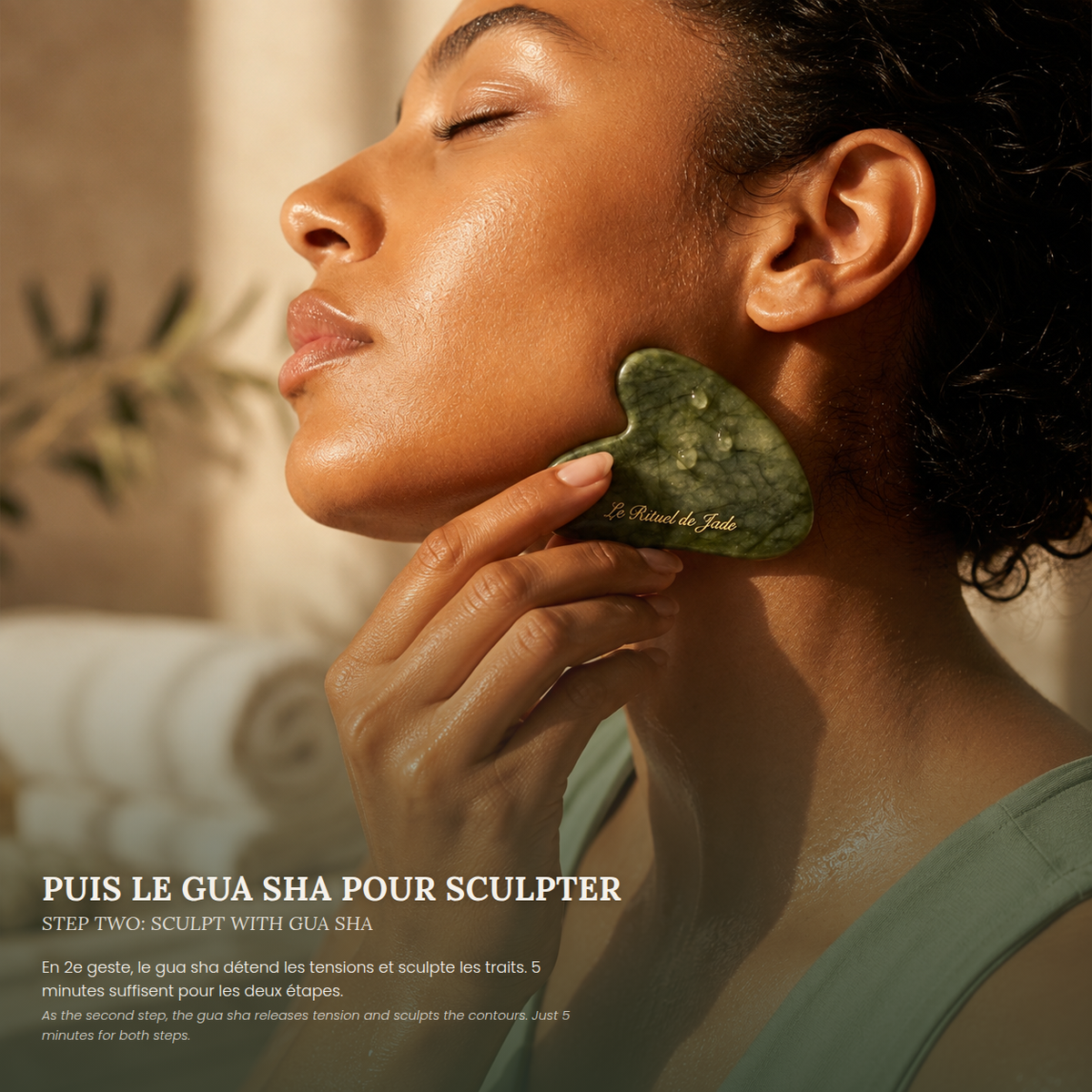 Gua sha en jade véritable, gros plan sur la pierre